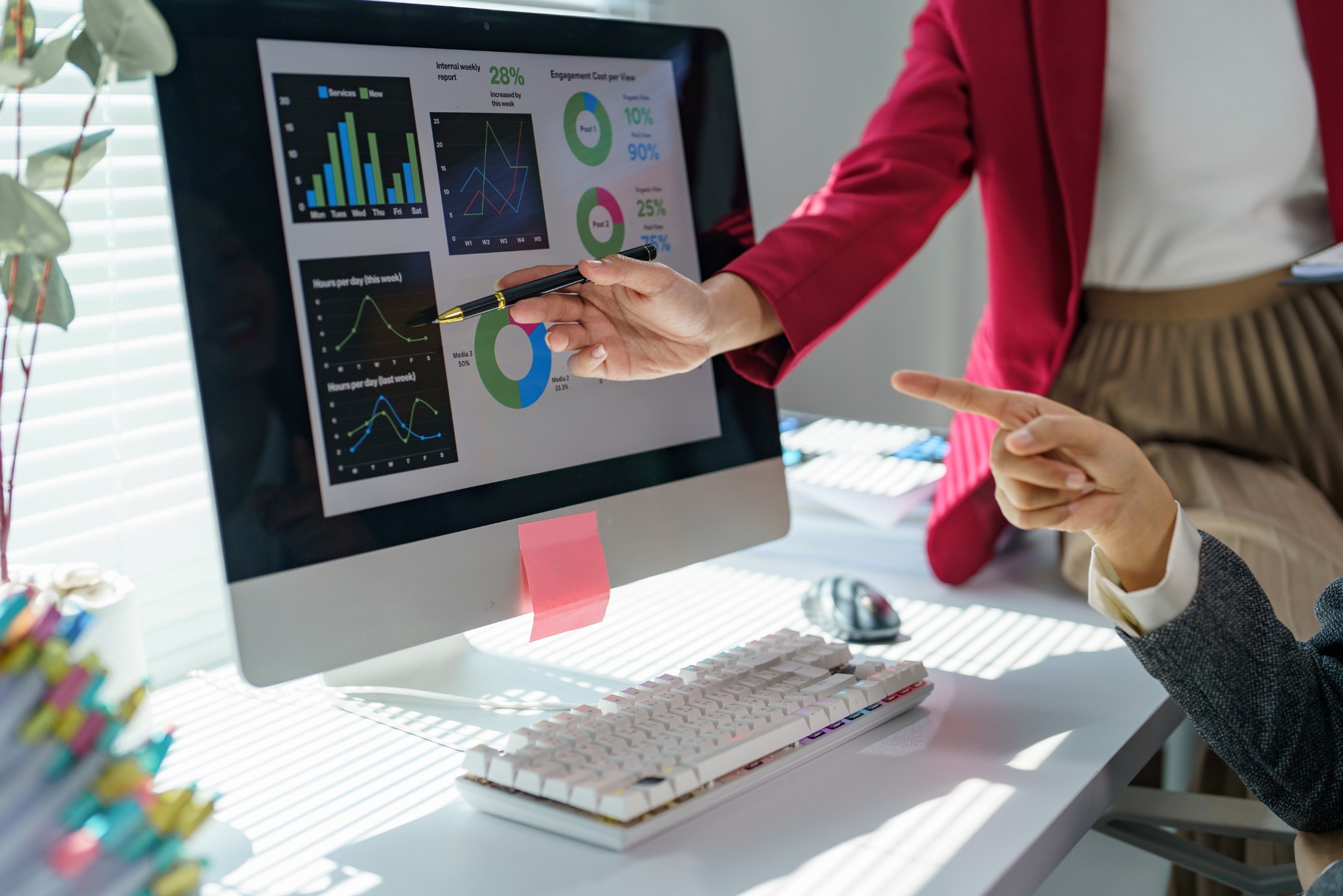 Google Ads Specialist analizza performance pubblicitarie su laptop